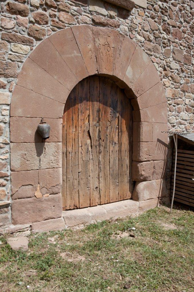Porta restaurada amb fusta de Roura Vella