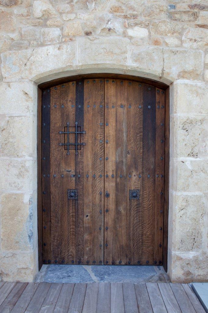 Porta d’entrada restaurada de roure vell