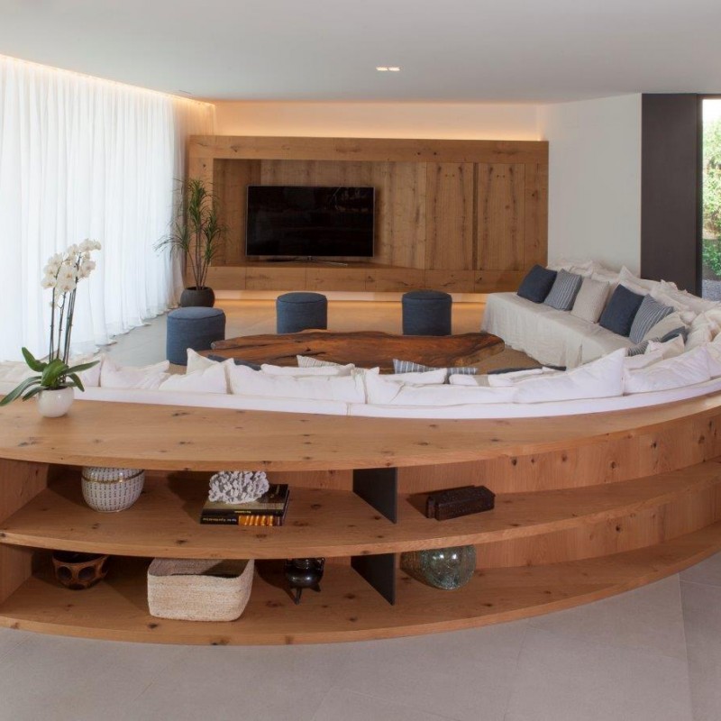Moble bufet, amb forma arrodonida i prestatges i moble per el televisor,fet amb fusta de roura