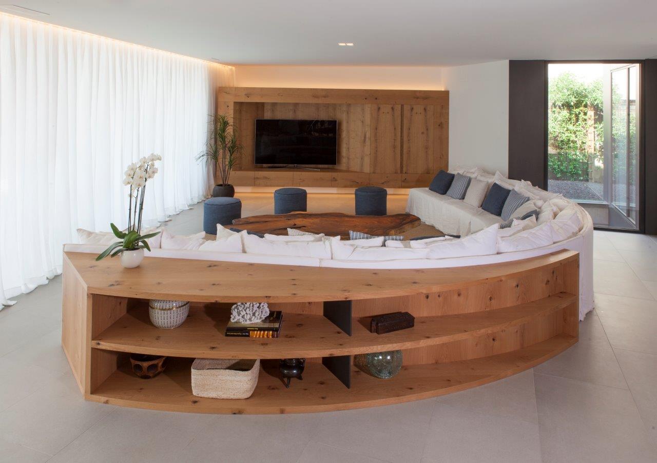 Moble bufet, amb forma arrodonida i moble per el televisor fet amb fusta de roura
